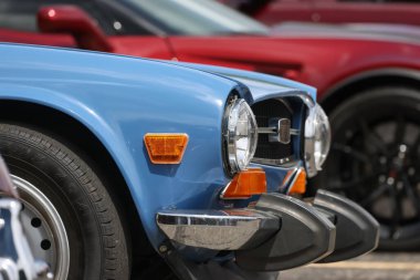 Milford, Michigan - 22 Mayıs 2022: The Classical American arabaları Milford, Michigan, ABD 'deki geleneksel pazar gezisinde