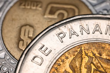 2011 yılı dolaylarında bir Balboa bimetalik Republica de panama sikkesi. Arka planda Meksika 2 pesosu var..