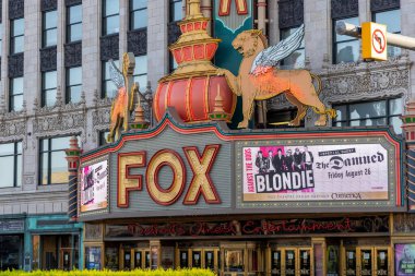 Detroit şehir merkezindeki tarihi Fox Tiyatrosu 'nun harici işareti. Fox Tiyatrosu 1928 'de açıldı..