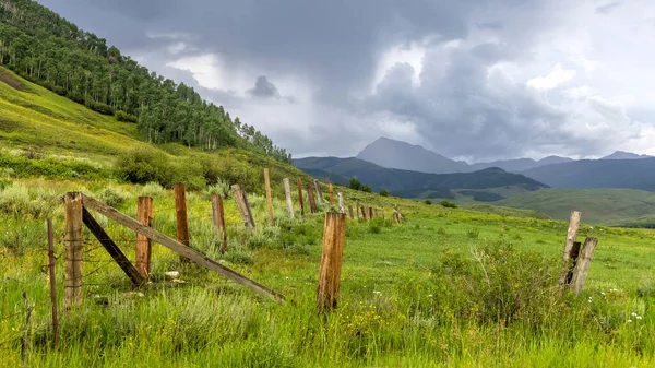 Colorado Kırsalındaki Kayalık Dağlar Yabani Çayırların Manzarası — Stok fotoğraf