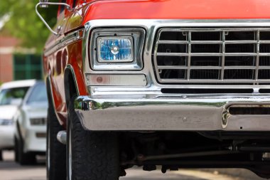 Milford, Michigan - 22 Mayıs 2022: Milford, Michigan, ABD 'deki geleneksel Sunday Cruise' da dikkat çekici off road American SUV klasiği