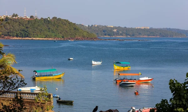 Old Goa Índia Janeiro 2019 Barcos Pescadores Coloridos Mar Arábia — Fotografia de Stock