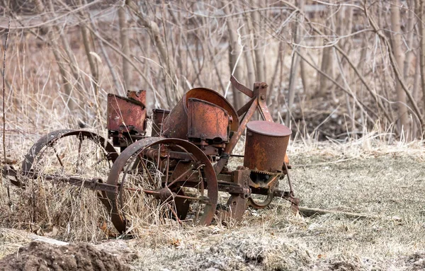 Staré Opuštěné Farmářské Vybavení Lese — Stock fotografie