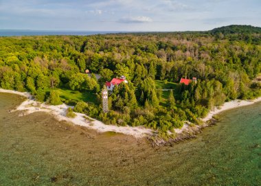 Leelanau eyalet parkının havadan görünüşü ve Michigan 'daki tarihi Grand Traverse deniz feneri. .
