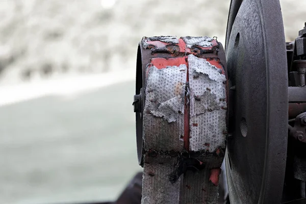 Aged Rusty Pully Wheel Belt Farm Equipment — Foto de Stock