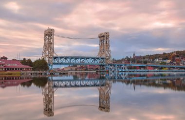Houghton, MI, ABD - 3 Ekim 2020: Portage Lake Lift Köprüsü, Hancock ve Houghton şehirlerini 1959 yılında birleştirdi..