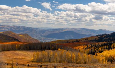 Utah 'taki Muhafız Geçidi manzarası, Wasatch dağlarındaki renkli sonbahar yaprakları..