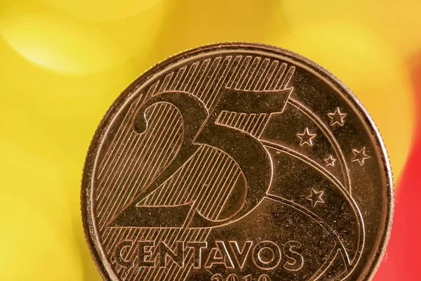 25枚半人马座巴西硬币在明亮的彩色背景下的特写镜头 — 图库照片