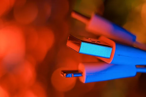 Vista Cercana Del Conector Usb Iluminado Con Luz Azul Roja — Foto de Stock