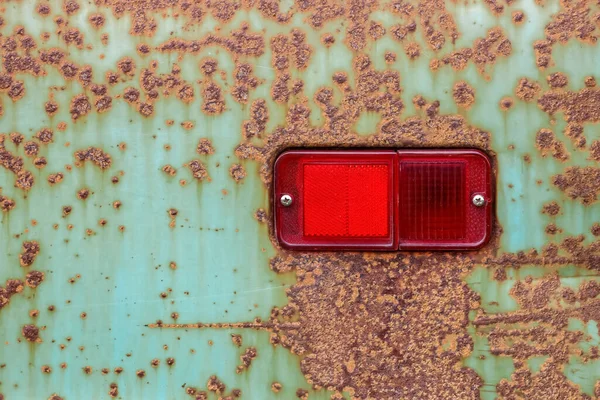 Nahaufnahme Einer Automobil Kontrollleuchte Auf Einem Rostigen Blech — Stockfoto