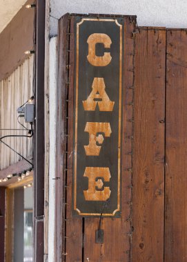 Restoranın dışındaki eski batı tarzı tabelayı kapat.