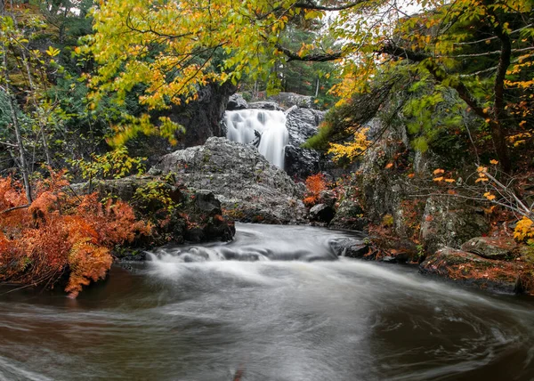 Großer Felsen Fließenden Wasser Des Dead River Michigan Obere Halbinsel — Stockfoto