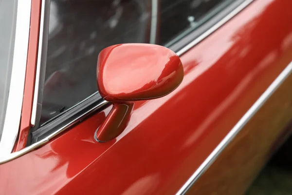 Close Van Zijaanzicht Spiegel Van Rode Klassieke Auto — Stockfoto