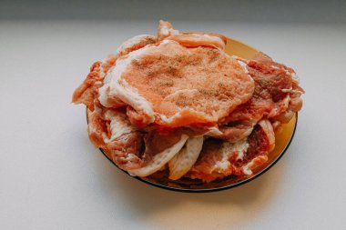 Tabakta taze çiğ et. Et doğra. Yüksek kalite fotoğraf