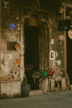 Çiçekli bir bisiklet eski şehrin boş bir caddesinde duruyor. Krakow, Polonya. Yüksek kalite fotoğraf