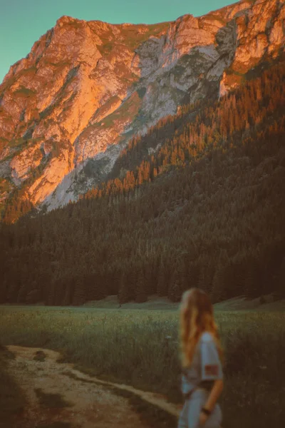 Young Girl Backdrop Mountains Nature Mountains Sunset Sun Vintage Processing — Foto de Stock