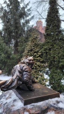 Kiev, Ukrayna, 31 Aralık 2021: Kışın Kiev 'de Panteleimon isimli bir kedinin şehir heykeli
