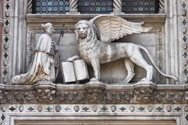 Der geflügelte löwe von venedig — Stockfoto