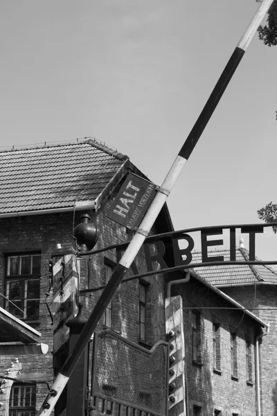 Puerta de entrada al campo de concentración de Auschwitz — Foto de Stock