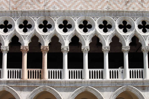 Oblouky doge palác v Benátkách — Stock fotografie