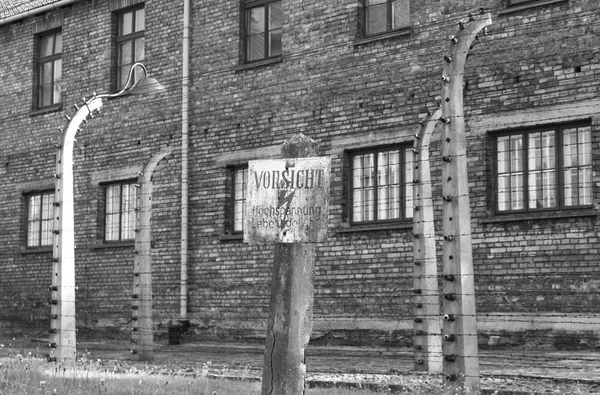 Panneau d'avertissement à Auschwitz — Photo