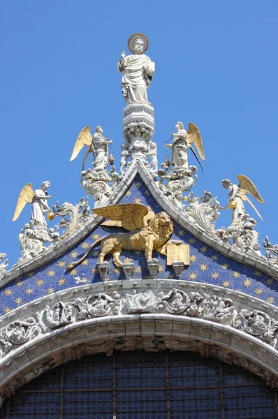 St. mark staty med bevingade lejon i Venedig — Stockfoto