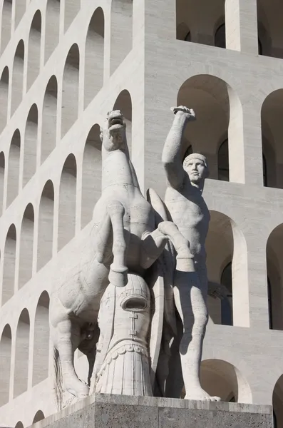 Конная статуя в Колизее в квадрате — стоковое фото