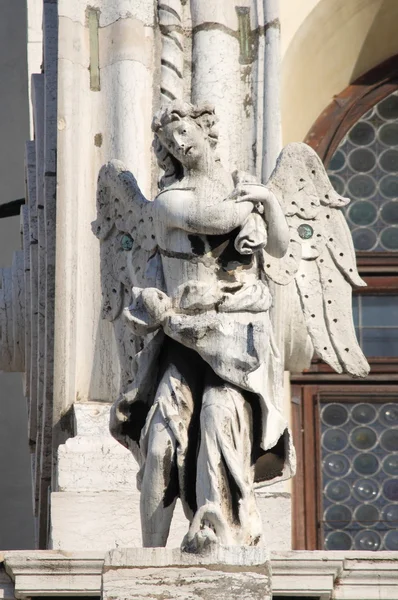 Engel standbeeld in santa maria della salute kathedraal — Stockfoto