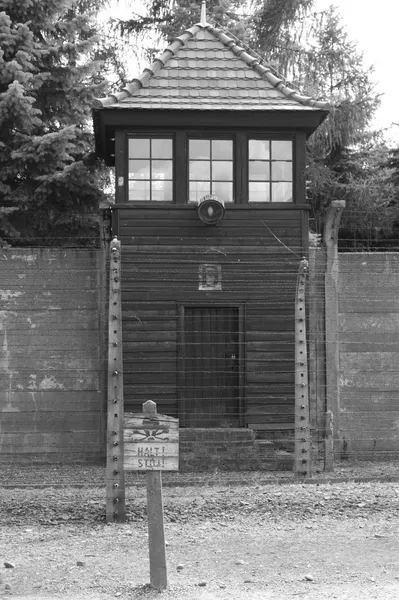 Znak ostrzegawczy w auschwitz — Zdjęcie stockowe