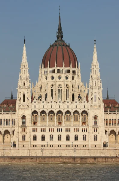 Parlament z Węgrami w Budapeszcie — Zdjęcie stockowe