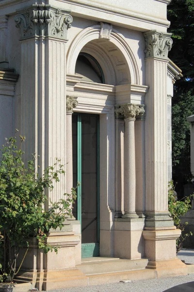 Entrada de un edificio renacentista — Foto de Stock