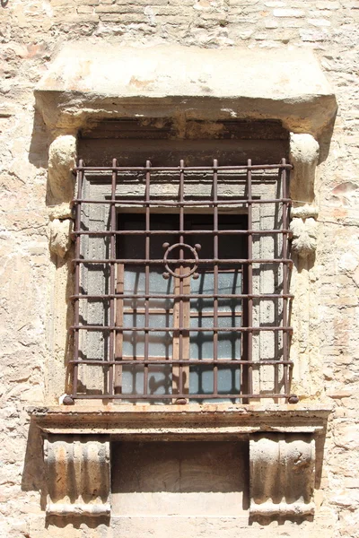 Altes mittelalterliches Fenster — Stockfoto