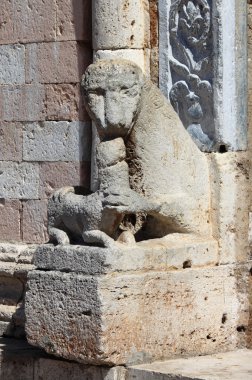 st. peter kilise assisi heykeli