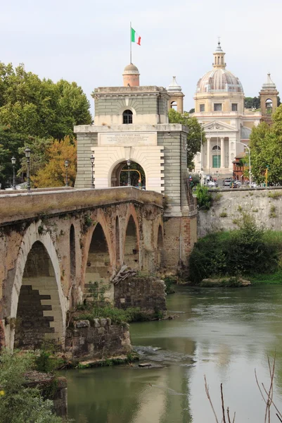 Milvio bridge i Rom — Stockfoto