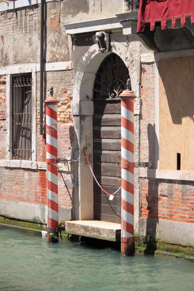 Typische Eingangstür in Venedig — Stockfoto