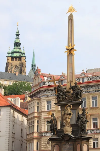Barock kolumn i Heliga trefaldighetskyrkan i Prag — Stockfoto