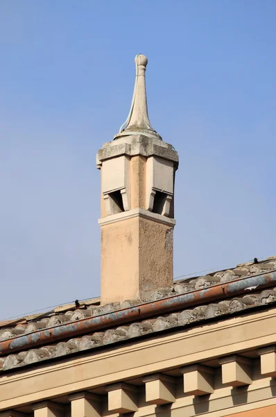 Chimenea artística en la azotea — Foto de Stock