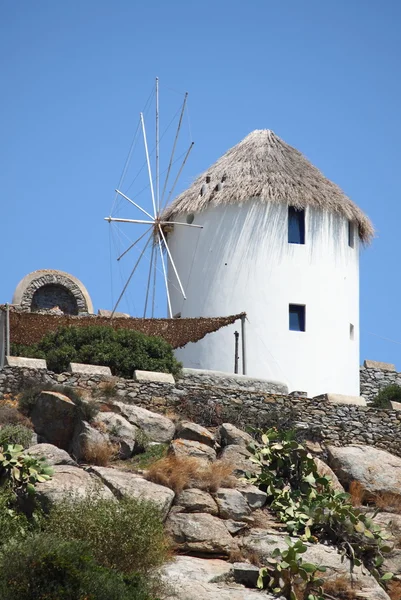 Moinho de vento tradicional em Mykonos — Fotografia de Stock