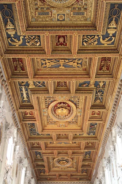 Plafond cathédrale en bois — Photo