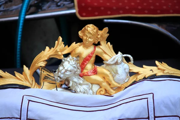 Золотое украшение на гондоле — стоковое фото