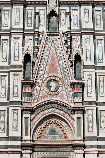 Decoraciones góticas en la catedral de Florencia — Foto de Stock