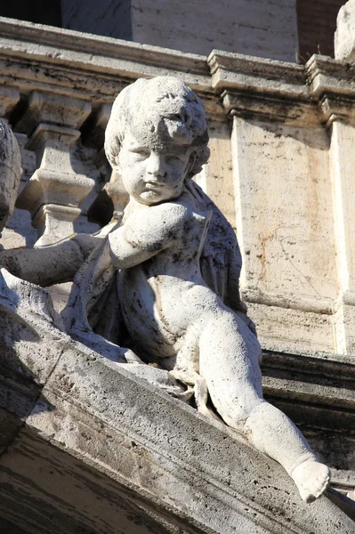 Engel standbeeld in saint mary grote basiliek in rome — Stockfoto
