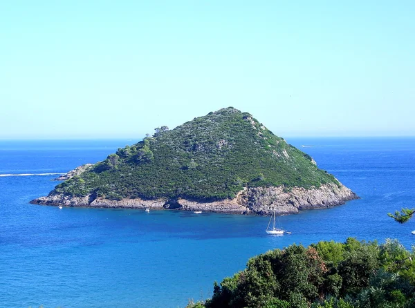 Petite île en mer Méditerranée — Photo