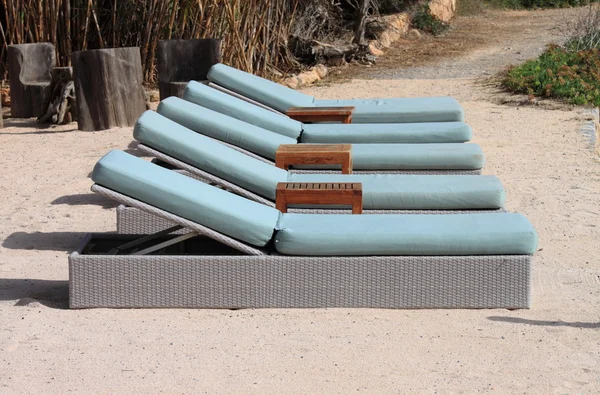 Ligstoelen in een strand — Stockfoto