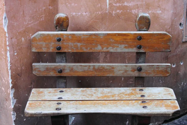 Stará dřevěná lavička — Stock fotografie