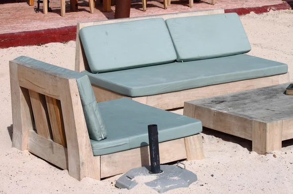 Cadeiras de praia em uma praia — Fotografia de Stock