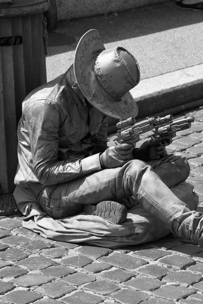 Estatua de un santo en una fachada de iglesia — Foto de Stock