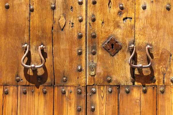 Antigua puerta delantera de madera — Foto de Stock