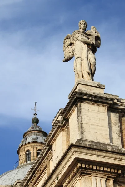 Estátua de Anjo na Basílica de Santa Maria dos Anjos em Assis — Fotografia de Stock