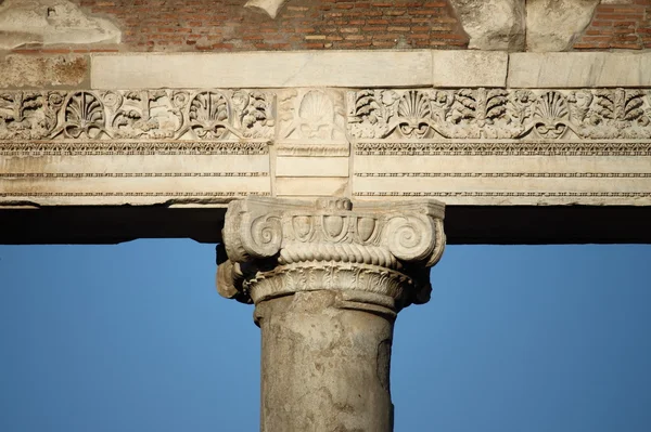 Detalhe do Templo de Saturno em Roma — Fotografia de Stock